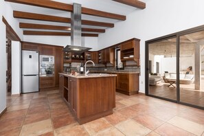 Fridge, microwave, oven, stovetop - Air-Conditioned Villa "Selena" with Pool, Garden & Wi-Fi (Pájara)