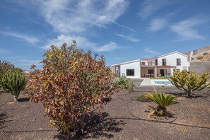 Property grounds - Air-Conditioned Villa "Selena" with Pool, Garden & Wi-Fi (Pájara)