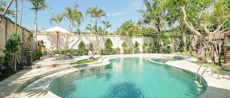 Una piscina al aire libre