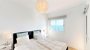 3 slaapkamers, een strijkplank/strijkijzer, gratis wifi, beddengoed