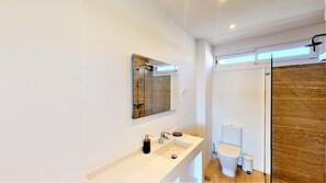 Een douche, een haardroger, handdoeken