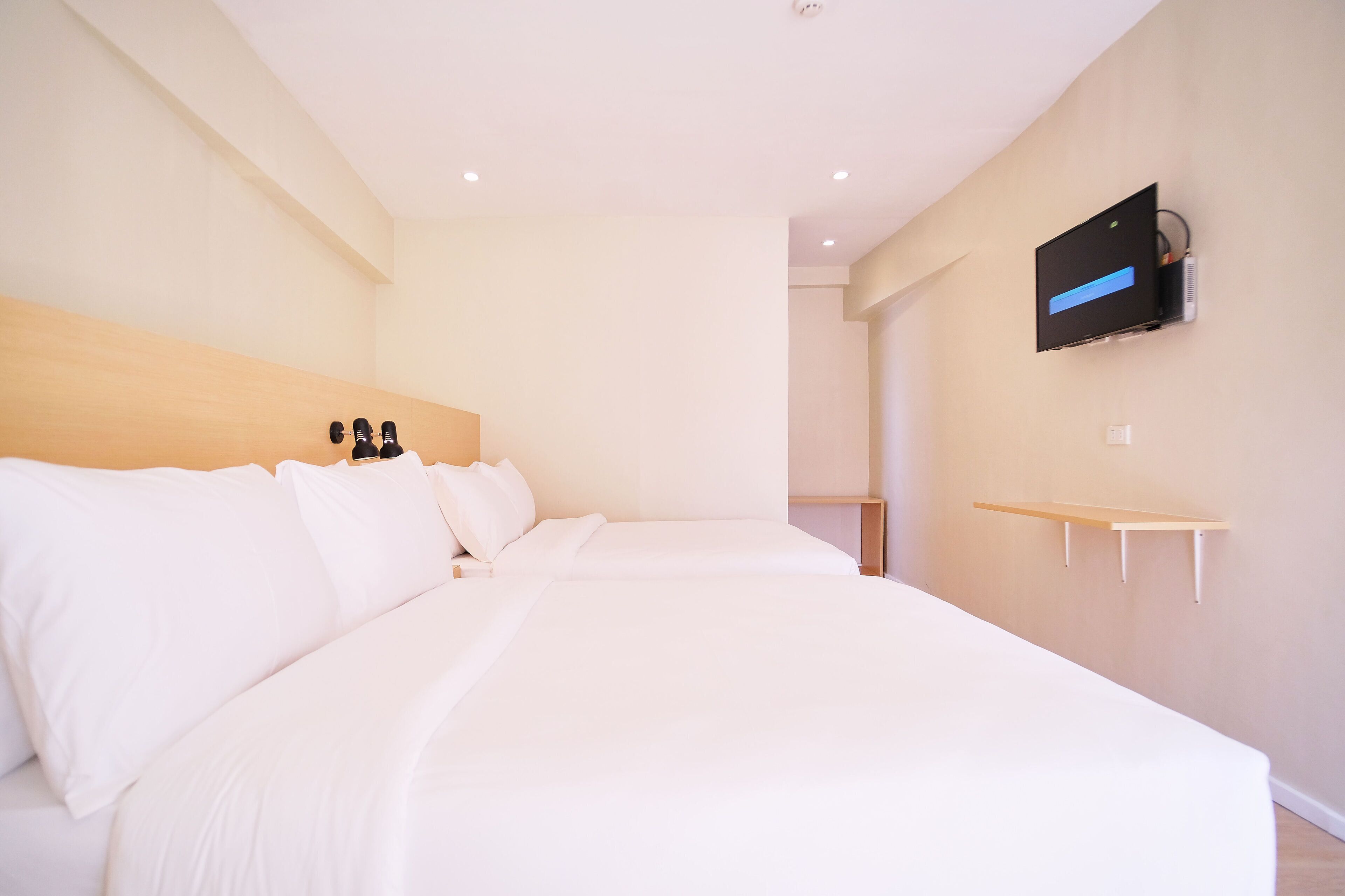 Kamar Double Deluks | Meja kerja, ruang kerja ramah laptop, dan setrika/meja setrika