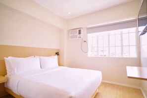 Escritorio y espacio para trabajar con laptop 