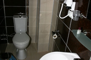 Dusche, Haartrockner, Bademäntel, Hausschuhe