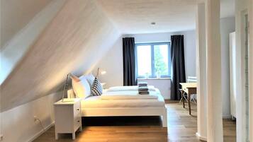 3 chambres, coffres-forts dans les chambres, bureau, lit parapluie
