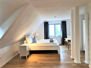 3 bedrooms, in-room safe, desk, travel crib