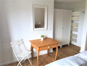 3 bedrooms, in-room safe, desk, travel crib
