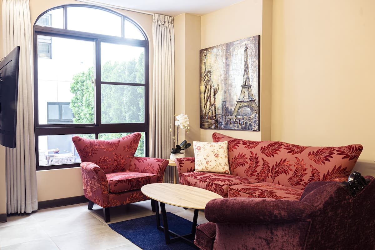 Deluxe Apartment | Living area | Flat-screen TV