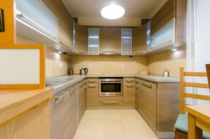 Studio | Private kitchen | Microwave, stovetop, dishwasher, cookware/dishes/utensils - Good Sleep Family (Kraków)
