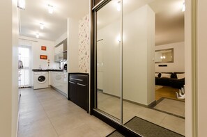 Microwave, stovetop, dishwasher, cookware/dishes/utensils - Good Sleep Family (Kraków)