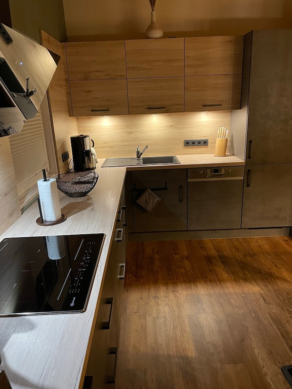 Kühlschrank, Mikrowelle, Ofen, Geschirrspüler