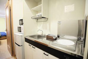 双人房 (1-B) | 私人厨房 | 冰箱、微波炉、炉灶、电热水壶