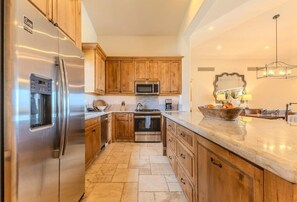 Fridge, microwave, oven, stovetop - NEW 4-Bedroom Oversized Casita with Pool/Jacuzzi, sleeps 10, spectacular golf (Cabo San Lucas)