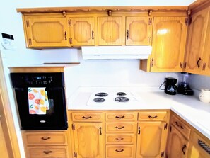 Kühlschrank, Mikrowelle, Herdplatte, Wasserkocher mit Kaffee-/Teezubehör