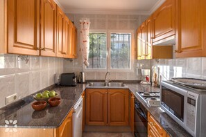 Een koelkast, een microgolfoven, een oven, een vaatwasser