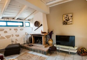 Flat-screen TV, fireplace