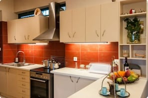 Fridge, oven, coffee/tea maker, electric kettle