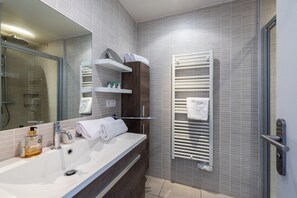 Shower, hair dryer, towels