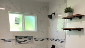 Un baño con ducha, inodoro y lavamanos.
