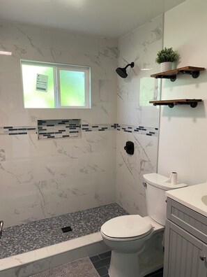 Secador de pelo, toallas, champú y papel higiénico