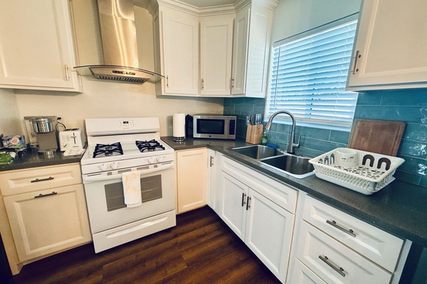 Kylskåp, mikrovågsugn, ugn och spishäll