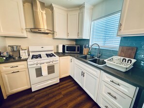 Frigorífico, microondas, horno y placa de cocina