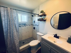 Haartrockner, Handtücher, Shampoo, Toilettenpapier