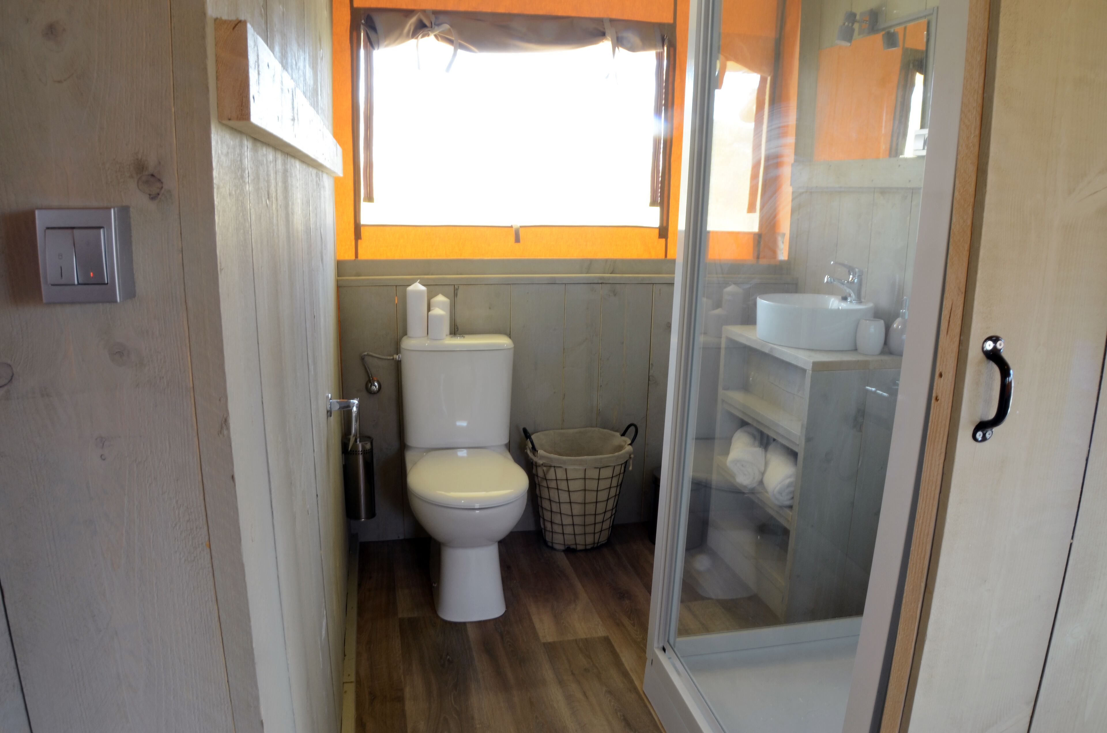 Tienda de lujo, 2 habitaciones, bañera de hidromasaje, vistas a la piscina | Baño | Ducha, secador de pelo, toallas y papel higiénico