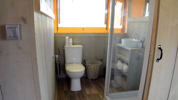 Tienda de lujo, 2 habitaciones, bañera de hidromasaje, vistas a la piscina | Baño | Ducha, secador de pelo, toallas y papel higiénico
