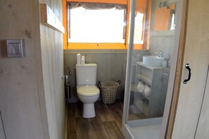 Tente luxueuse, 2 chambres, baignoire à remous, vue sur la piscine | Salle de bain | Douche, séchoir à cheveux, serviettes fournies, papier de toilette