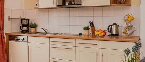 Refrigerador, microondas, horno y lavavajillas