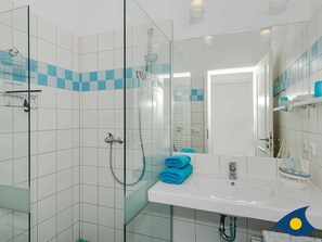 Ducha, secador de pelo, toallas