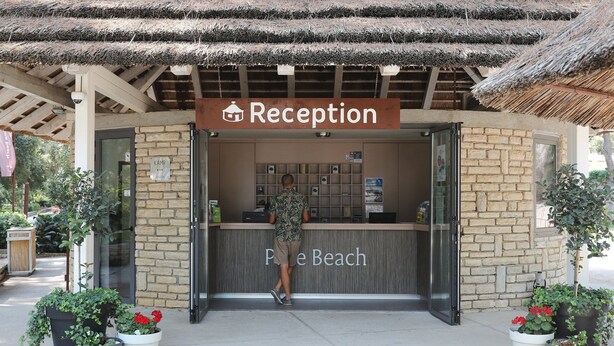 A reception area with a sign indicating 'Reception' and 'Kamp'. - Pine Beach Mobile homes – all inclusive (Pakostane)