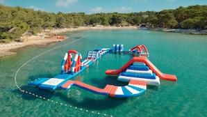 An inflatable water park with slides and pools. - Pine Beach Mobile homes – all inclusive (Pakostane)