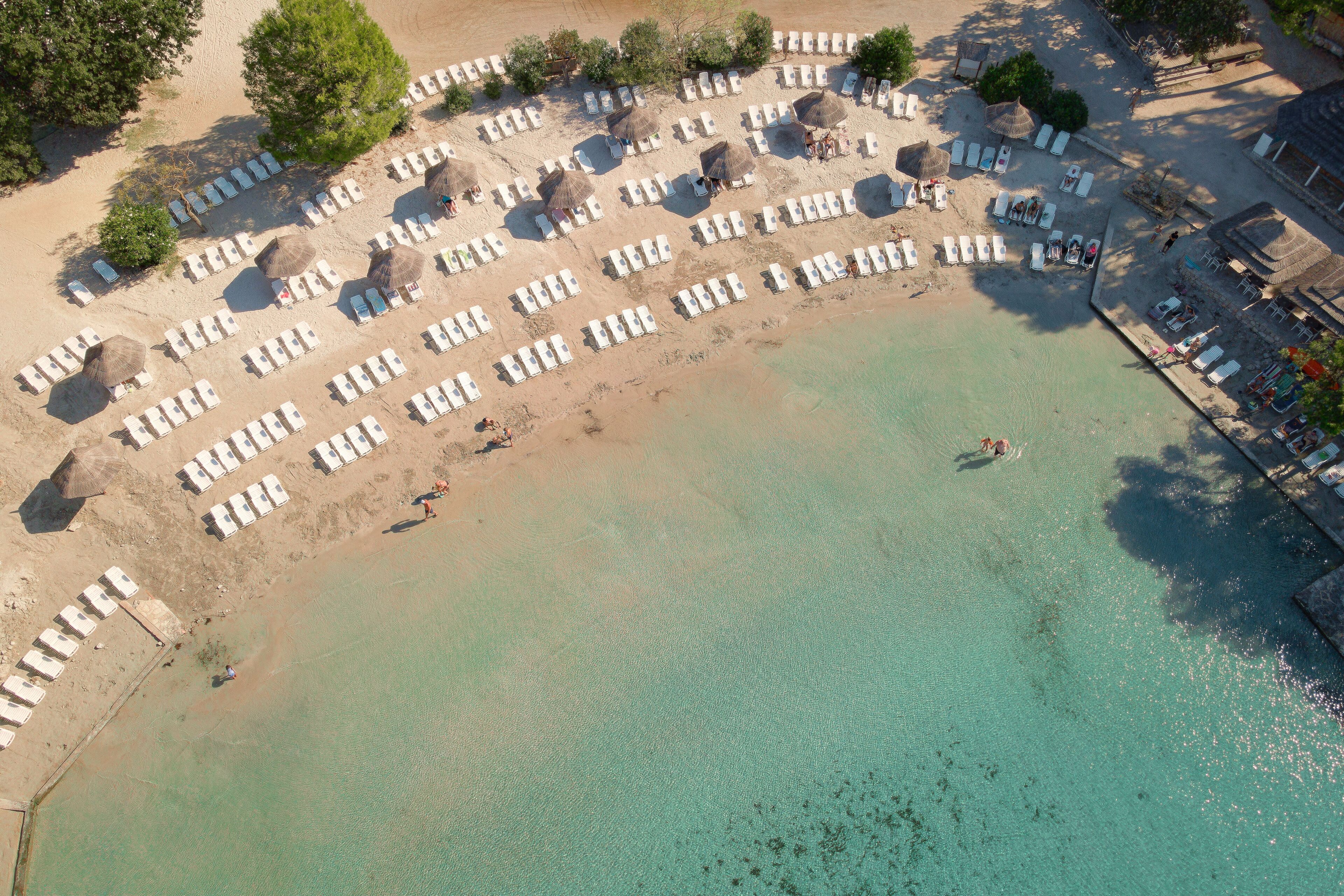 Playa privada, playa de arena blanca, camastros y sombrillas 