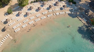 Playa privada, playa de arena blanca, camastros y sombrillas