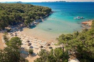 Spiaggia privata, sabbia bianca, lettini da mare, ombrelloni