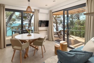 Deluxe mobile home, seafront - whirlpool | Living room | Flat-screen TV, table tennis