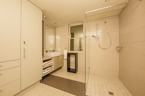 Apartemen | Shower kamar mandi