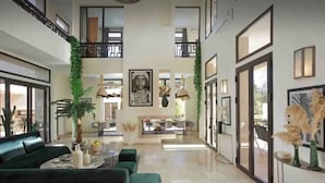 المنشأة من الداخل