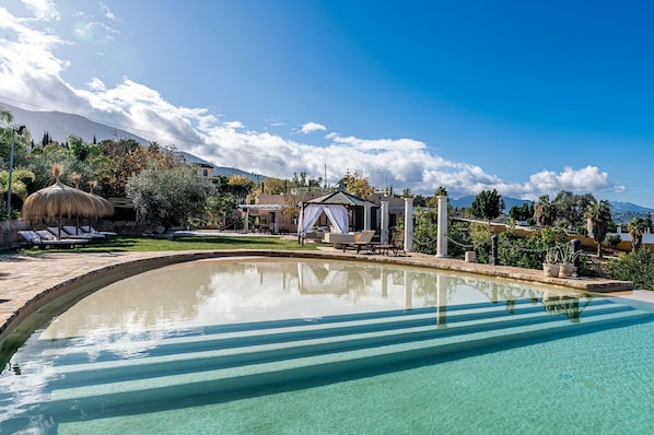 2 outdoor pools