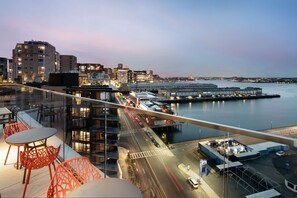 Bar (on property) - Hyatt Place Boston/Seaport District (Boston)