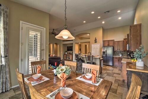 Spacious Surprise Home: 6 Mi to Wildlife World Zoo