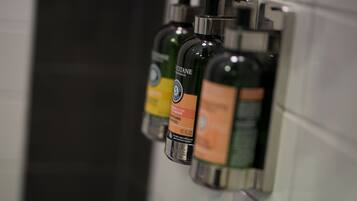 シャワー、バスアメニティ (無料)、ヘアドライヤー、タオル