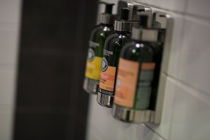 Douche, articles de toilette gratuits, sèche-cheveux