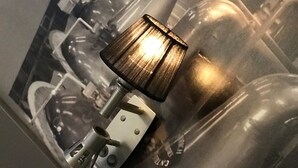 Nahaufnahme eines Messing-Schlosssystems an einer Stahlstahltür, mit sichtbaren Rohren und einem Metallgriff.