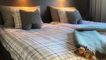 Double or Twin Room, 2 Twin Beds | Desk, free WiFi, bed sheets