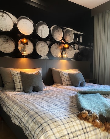 Escritorio, wifi gratis y ropa de cama