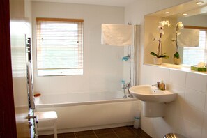 Combined shower/bathtub, hair dryer, towels, soap - The Hoolet - luxury holiday house in the heart of beautiful Perthshire (Crieff)