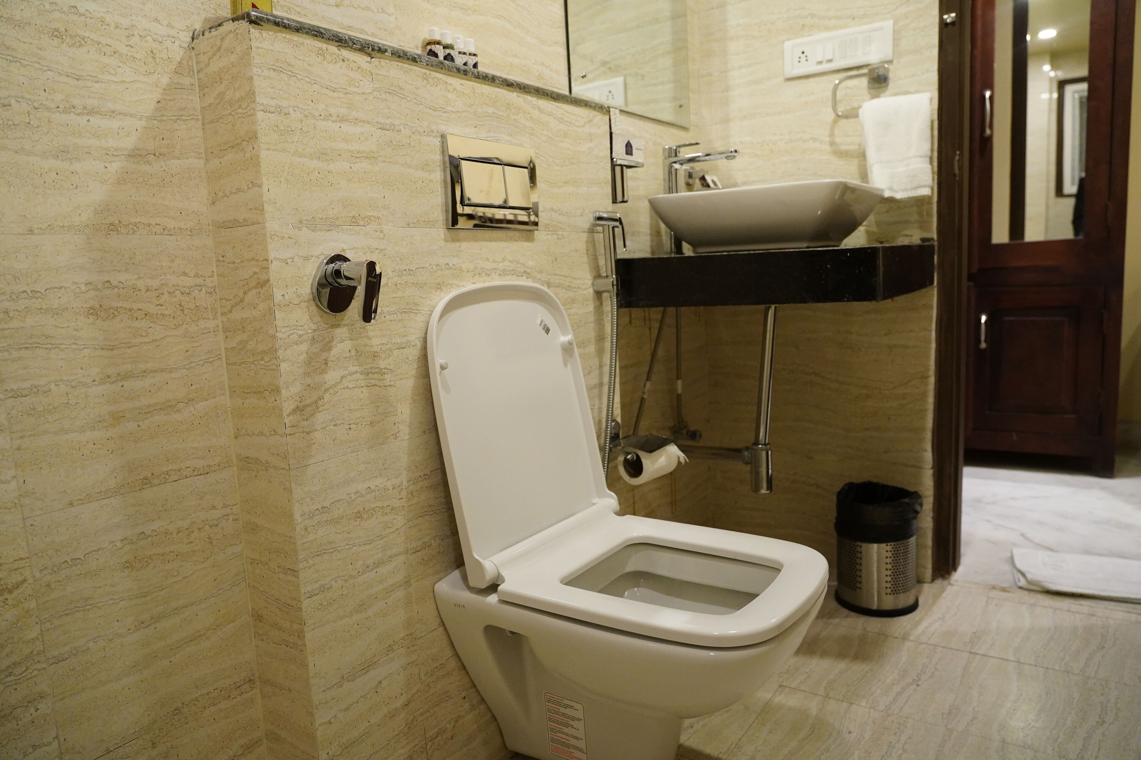 Ducha, artículos de tocador gratuitos, toallas